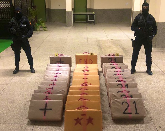 عناصر الشرطة القضائية بفاس تحجز طن و58 كيلوغرامًا من مخدر الشيرا بضواحي مدينة تازة