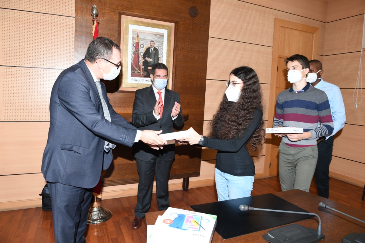 وزير التعليم يشيد بمبادرة توزيع لوحات الكترونية لتلميذات وتلاميذ الوسط القروي