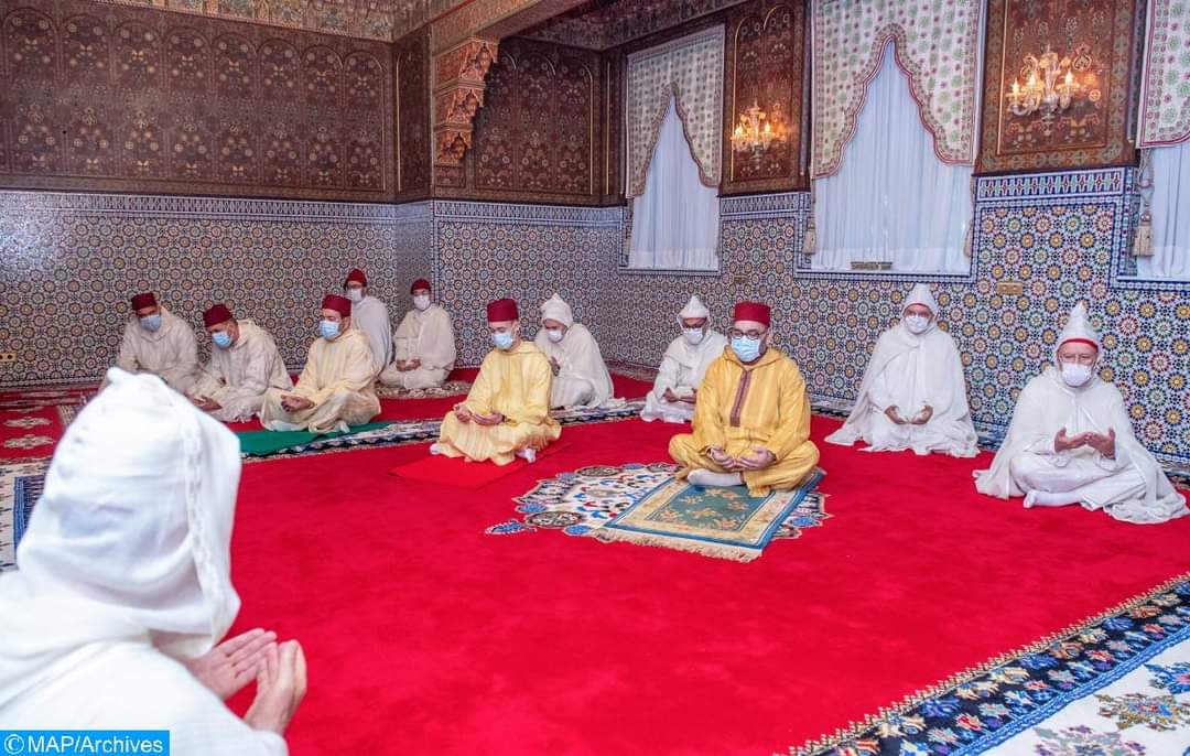 أمير المؤمنين حفظه الله يؤدي صلاة عيد الفطر