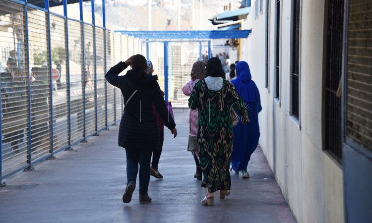 عمال سبتة برخص شغل قانونية يتفاجؤون بقرار طردهم من العمل بعد دخولهم المدينة.