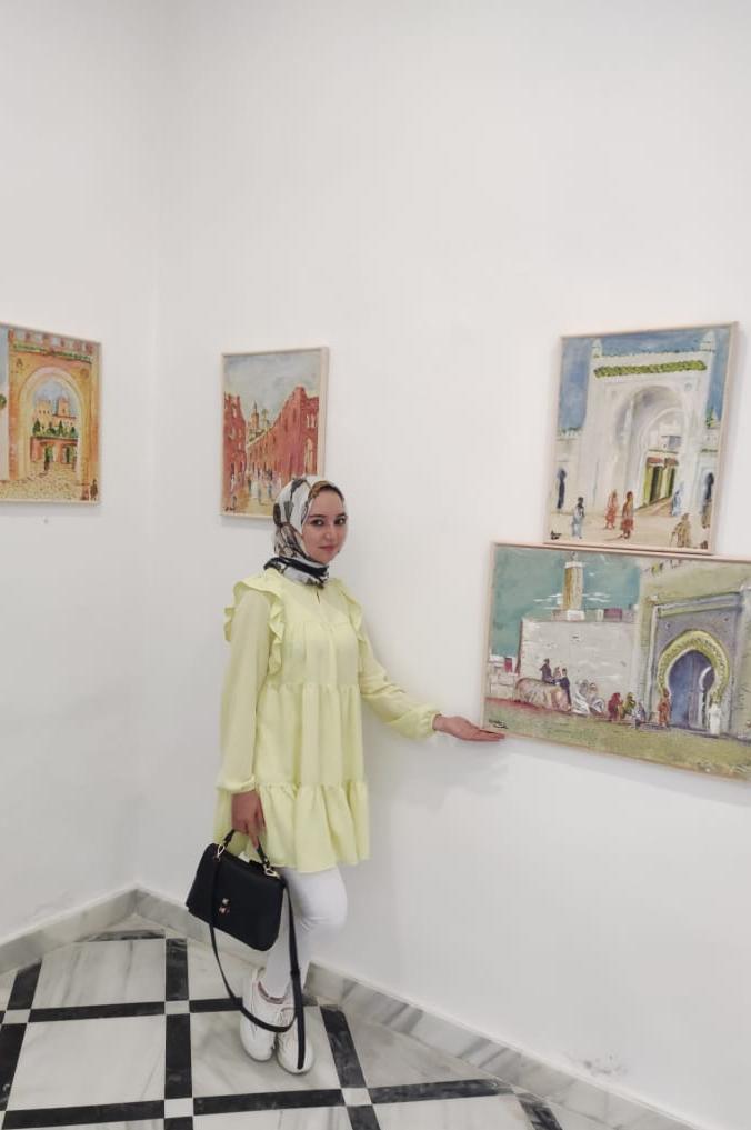 الفنانة التشكيلية أسماء البقالي في معرض بطنجة
