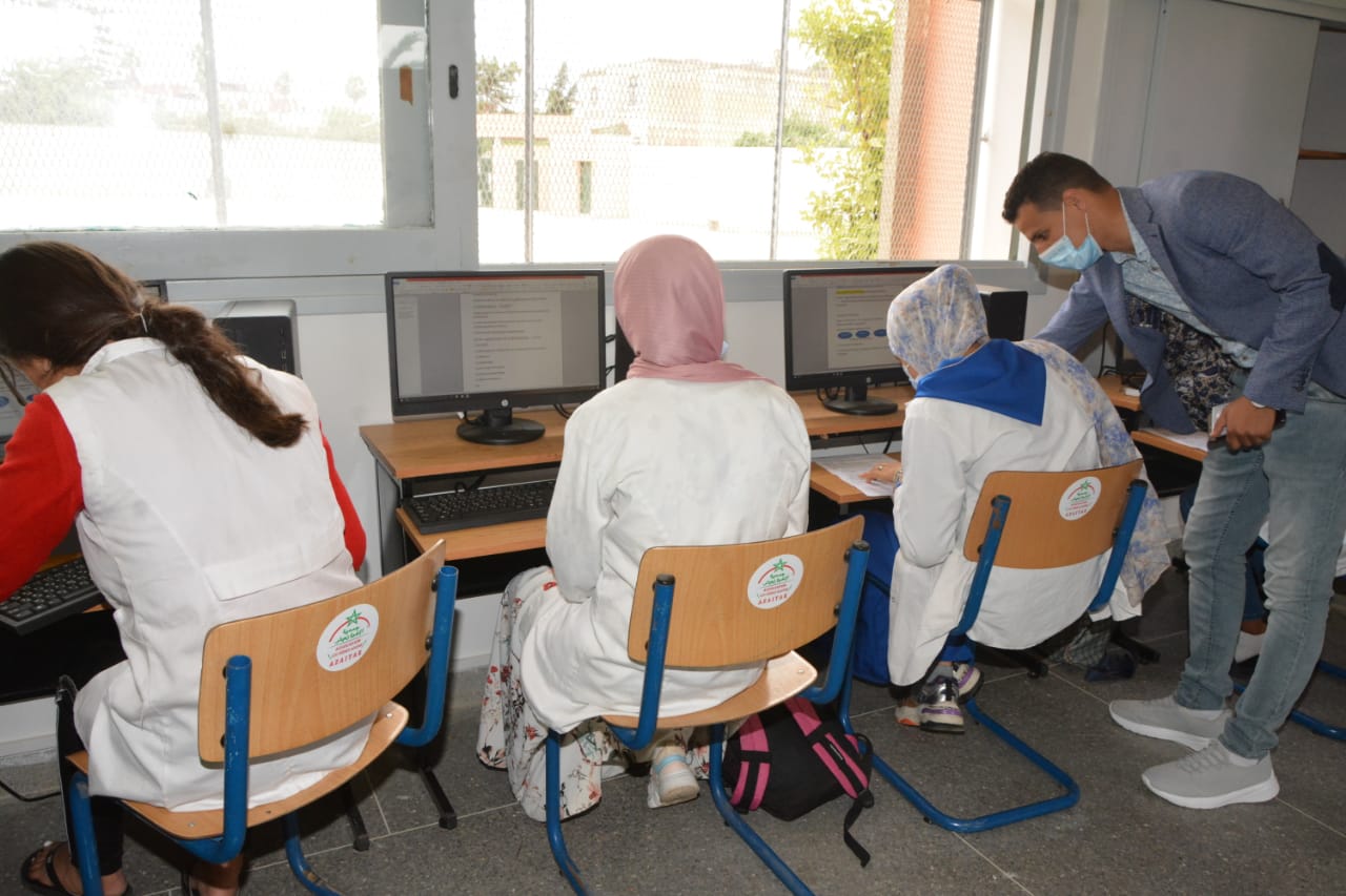 جمعية الإخوة “زعيتر” تنفتح على المؤسسات التعليمية وتوزع العديد من الملابس والهدايا