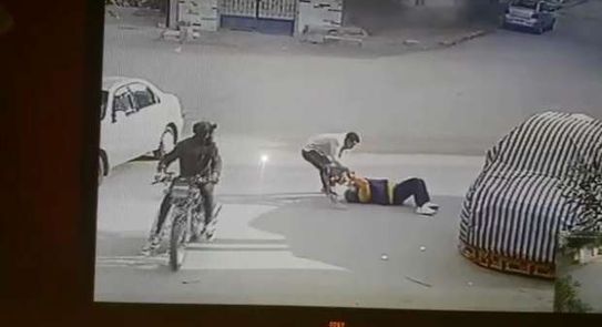 عون سلطة برتبة شيخ يسحل معاق بجماعة خميس بني عروس.