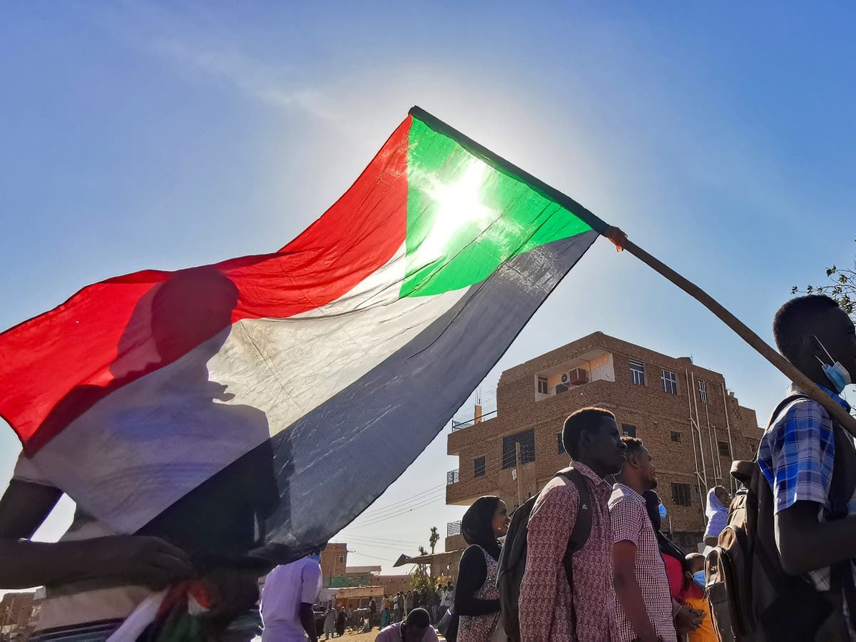 الفارون من اشتباكات السودان يواجهون ظروفا صعبة على معبر جودة