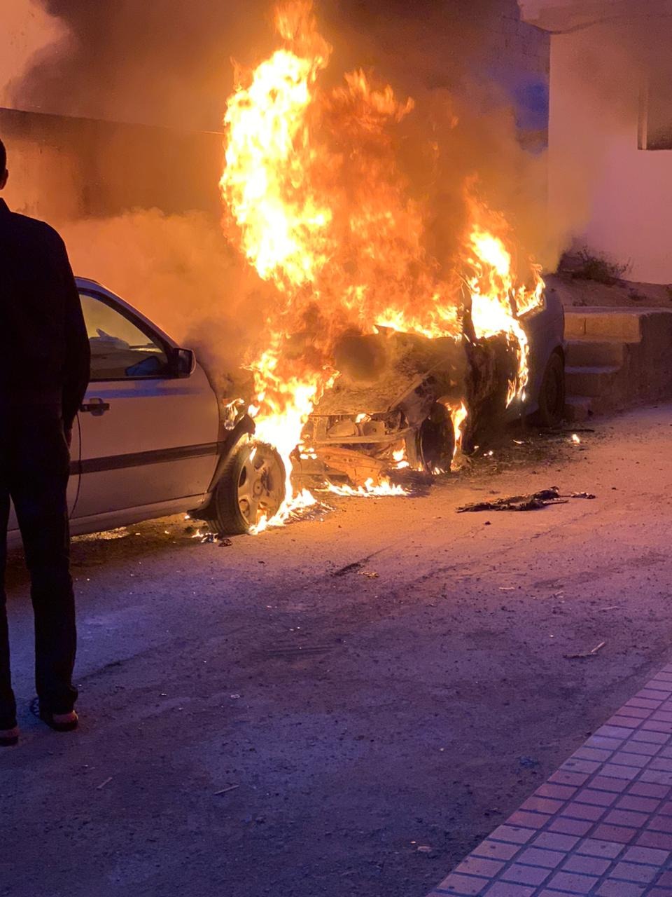 عناصر الشرطة بتطوان توقف أربعينيا، قام بإضرام النار عمدا في ثلاث سيارات بأحد أحياء المدينة، وألحق أضرارا مادية بممتلكات الغير