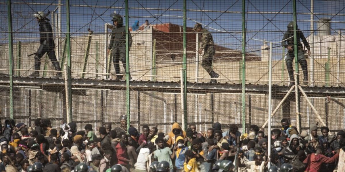 التحريض على اقتحام باب سبتة المحتلة يوقع بـ 60 شخصا في يد الأمن