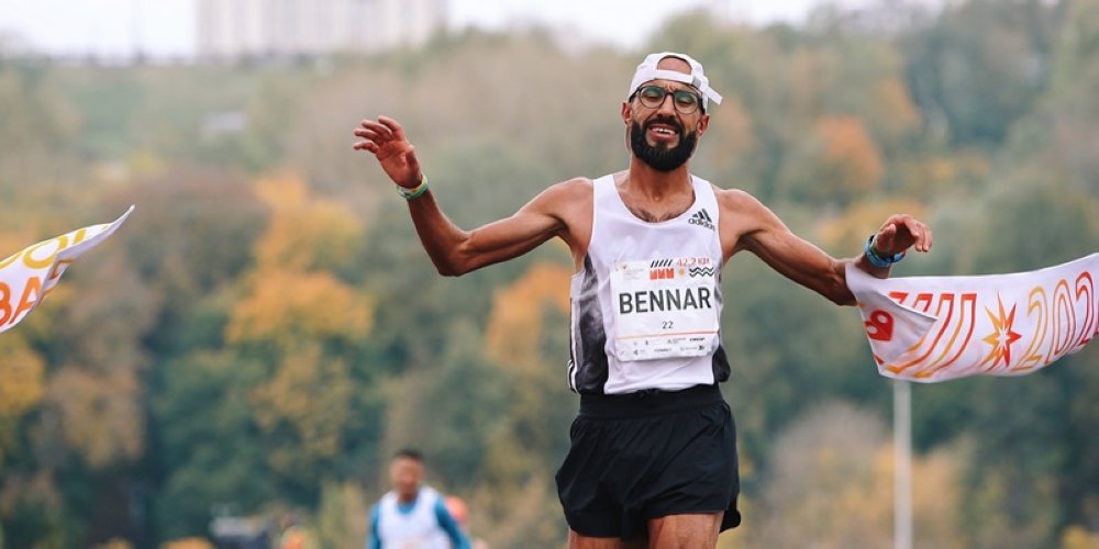 العداء المغربي يونس بنار يفوز بماراثون موسكو