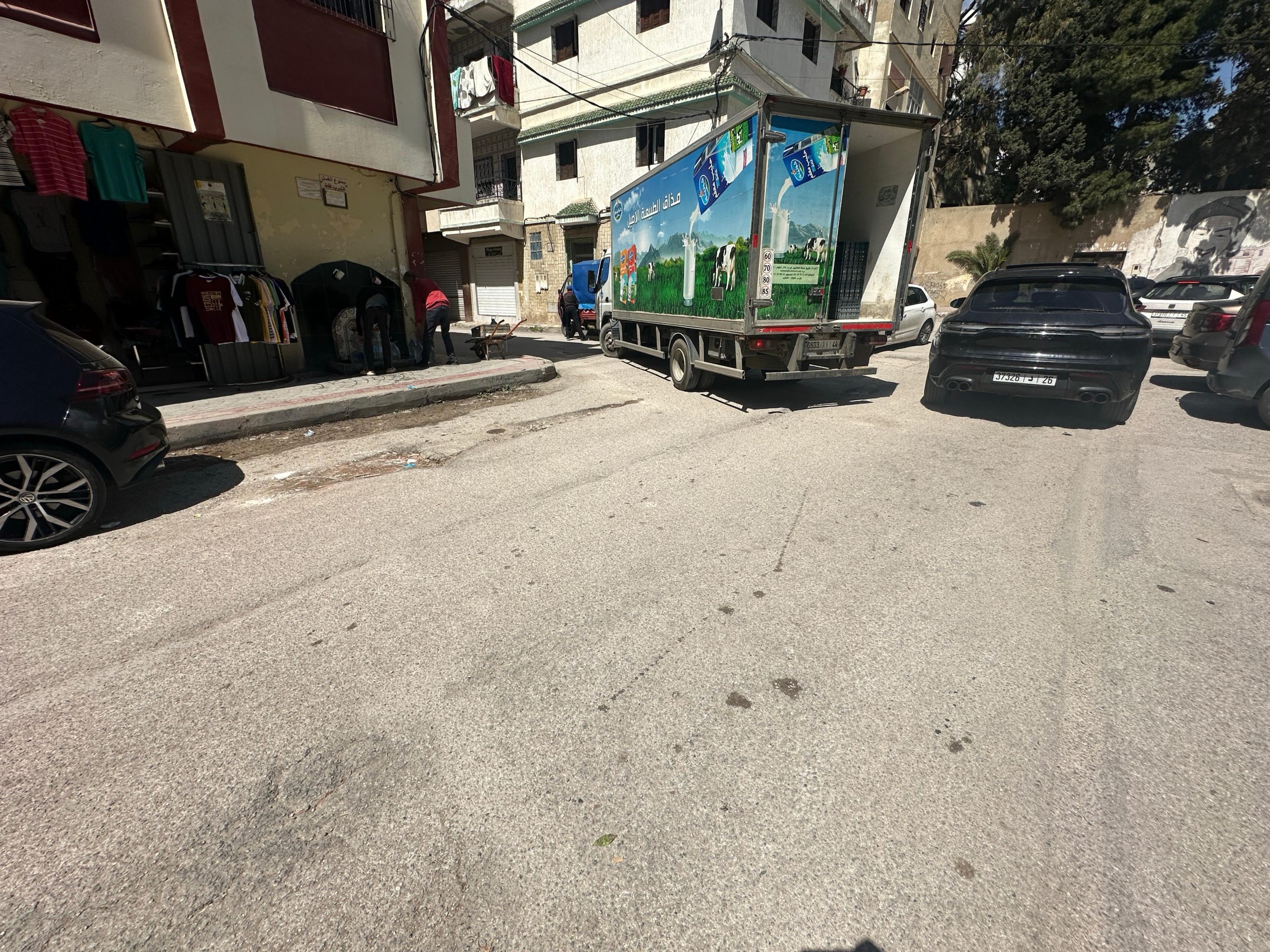 ساكنة حي الطوابل تناشد سلطات وجماعة تطوان بالتدخل العاجل لإصلاح الحفر ورفع الضرر