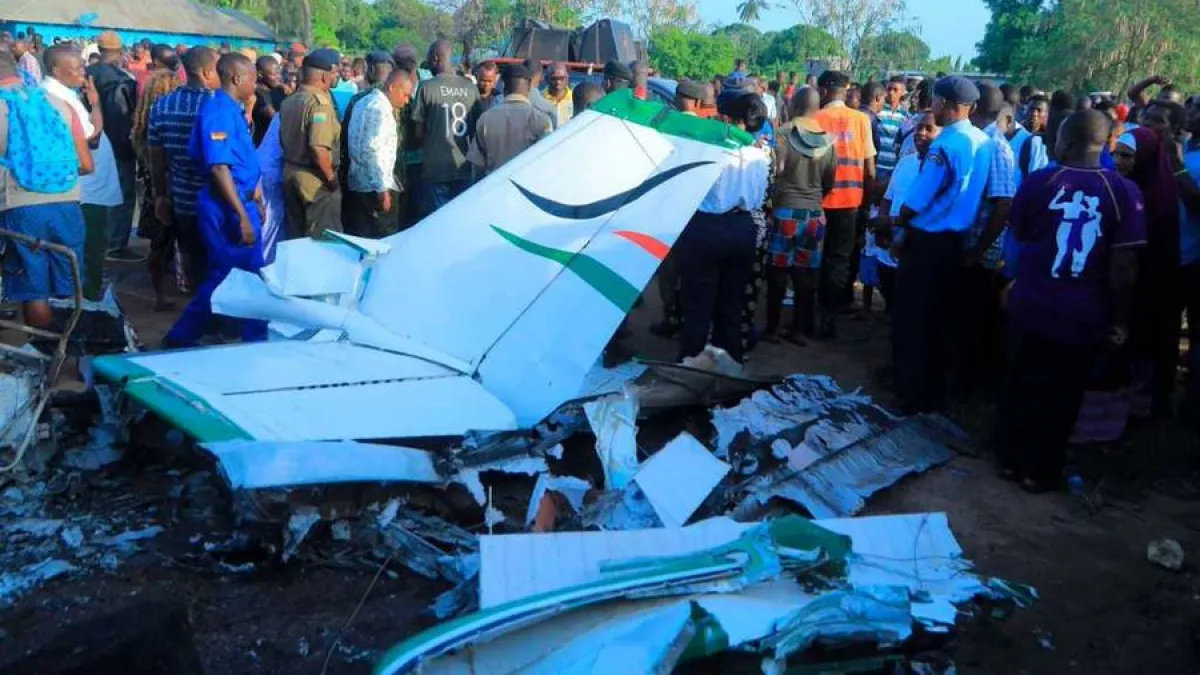 مأساة في كينيا: 12 قتيلاً في تحطم طائرة خفيفة تحمل سياحاً بعد إقلاعها من مطار دياني
