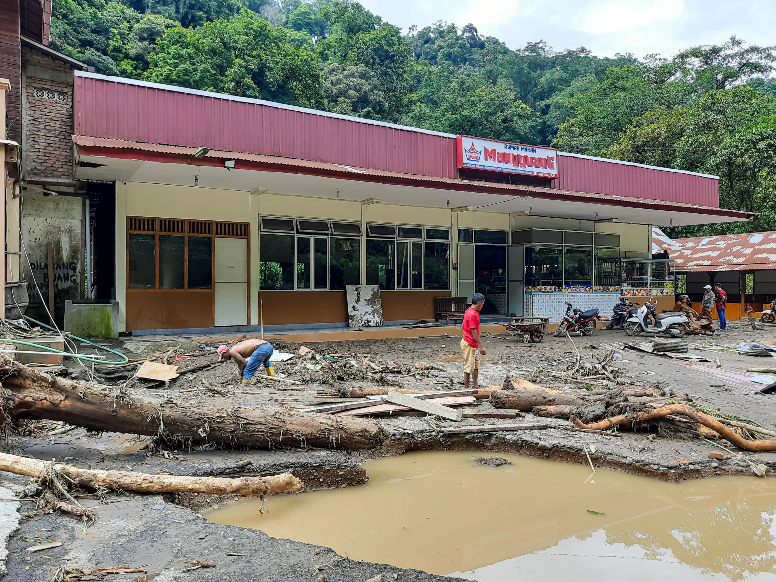 إندونيسيا: مصرع شخصين وفقدان 21 آخرين إثر انهيارات أرضية مدمرة في جزيرة جاوة