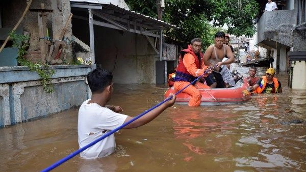إندونيسيا تعلن الطوارئ في “سولاويسي” الشمالية: الفيضانات تحصد أرواح 16 شخصاً وتشرد المئات