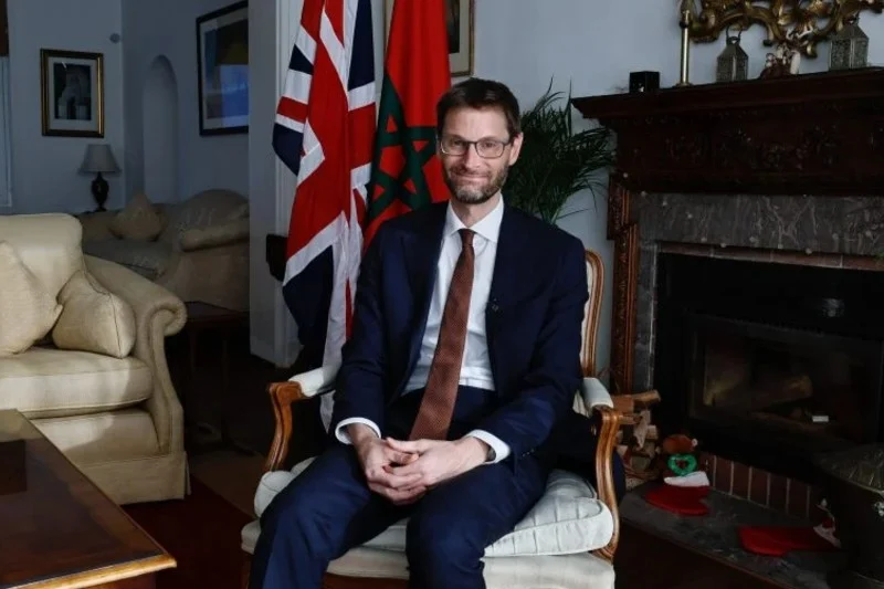 لندن تراهن على “الوجهة المغربية”: السفير البريطاني يشيد بريادة المملكة في تنظيم الكبار